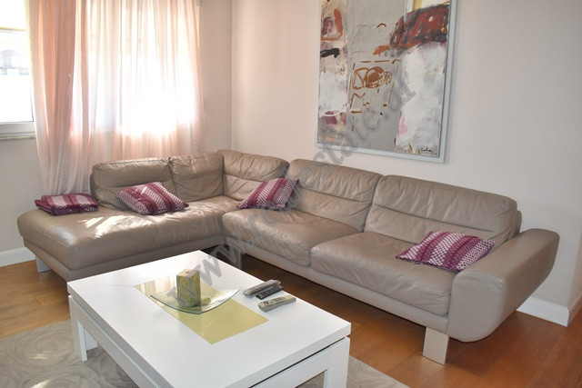 Apartament 2+1 me qira prane rruges Muhamet Gjollesha ne Tirane.&nbsp;
Ndodhet ne katin e 7-te te n